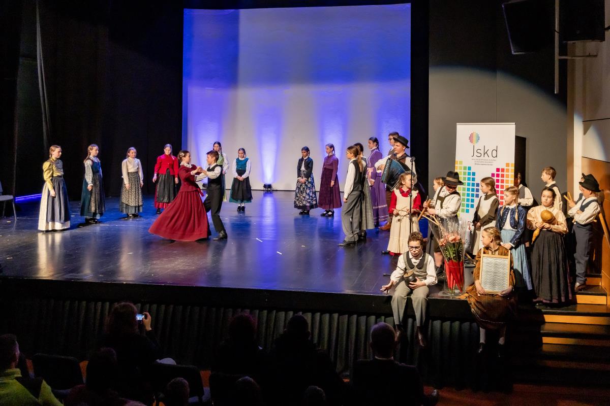 OBMOČNO SREČANJE OTROŠKIH IN ODRASLIH FOLKLORNIH SKUPIN DOMŽALE-KAMNIK_avtor rok majhenič